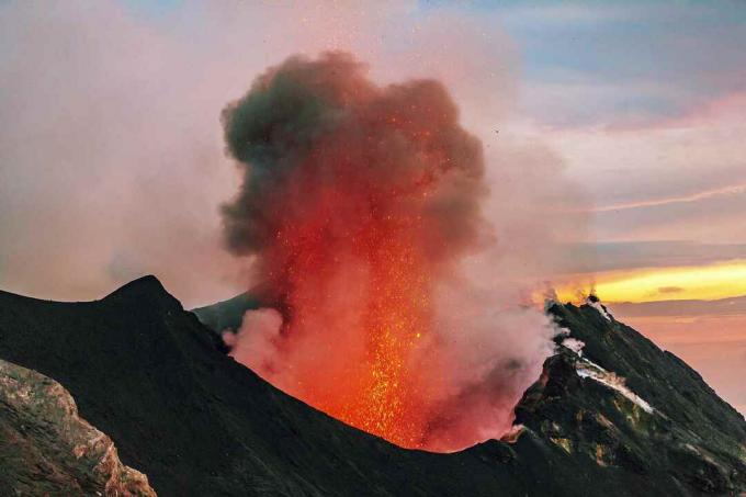 Ιταλία, Αιολικά νησιά, Stromboli, ηφαιστειακή έκρηξη, βόμβες λάβας