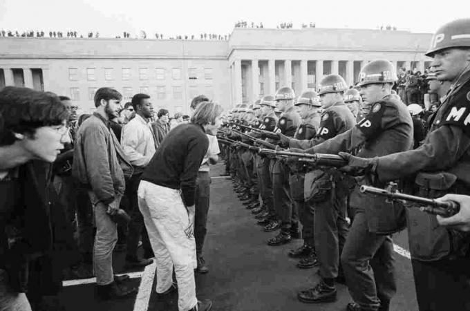 Φωτογραφία των διαδηλωτών στο Πεντάγωνο το 1967