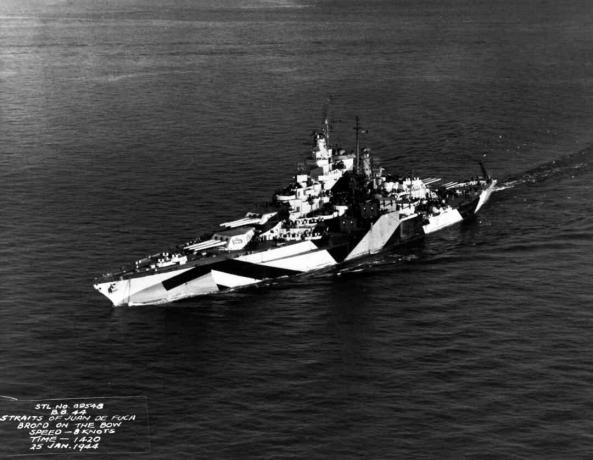 Το USS California (BB-44) βρίσκεται σε εξέλιξη στα Στενά του Juan de Fuca, στην Ουάσιγκτον, στις 25 Ιανουαρίου 1944.