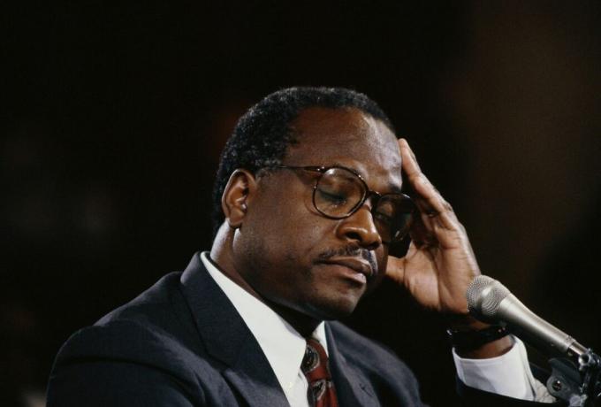 Ο Clarence Thomas κλείνει τα μάτια του και βάζει το χέρι του στο κεφάλι του κατά τη διάρκεια της ακρόασής του σχετικά με την υποτιθέμενη σεξουαλική παρενόχληση του Anita Hill.