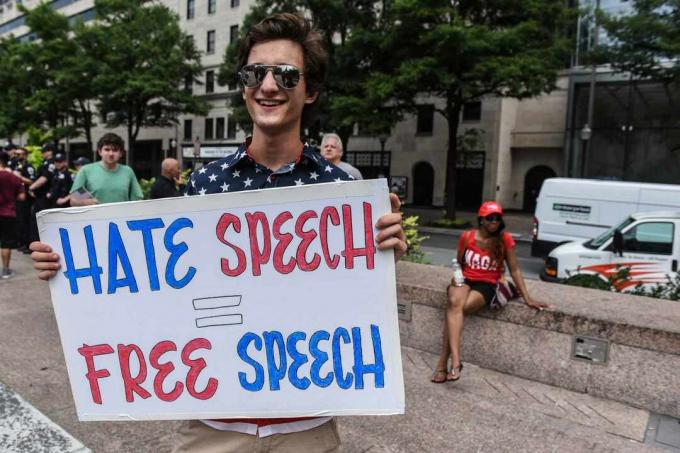 Ο κόσμος συμμετέχει σε μια συγκέντρωση «Demand Free Speech» στο Freedom Plaza στις 6 Ιουλίου 2019 στην Ουάσιγκτον, DC.