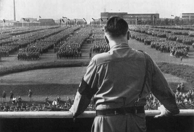 Ο Γερμανός Fuhrer και ο ναζιστής ηγέτης Adolf Hitler απευθύνονται σε στρατιώτες σε ναζιστικό ράλι στο Ντόρτμουντ της Γερμανίας