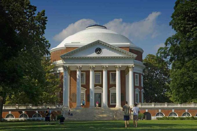 ΗΠΑ, Βιρτζίνια, Πανεπιστήμιο της Βιρτζίνια Ροτόντα και ακαδημαϊκό χωριό. Ιδρύθηκε από τον Thomas Jefferson. Σάρλοτσβιλ