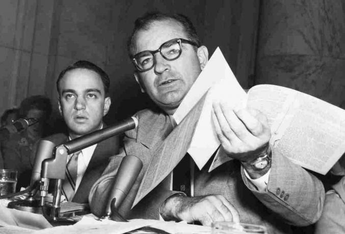 Φωτογραφία του γερουσιαστή Joseph McCarthy που κρατά χαρτιά.