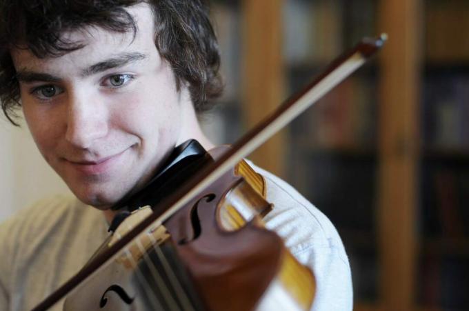 Muchacho tocando el violín