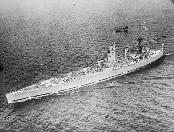 Θωρηκτό HMS Nelson στη θάλασσα με πυροβόλα όπλα εκπαιδευμένα στο λιμάνι.