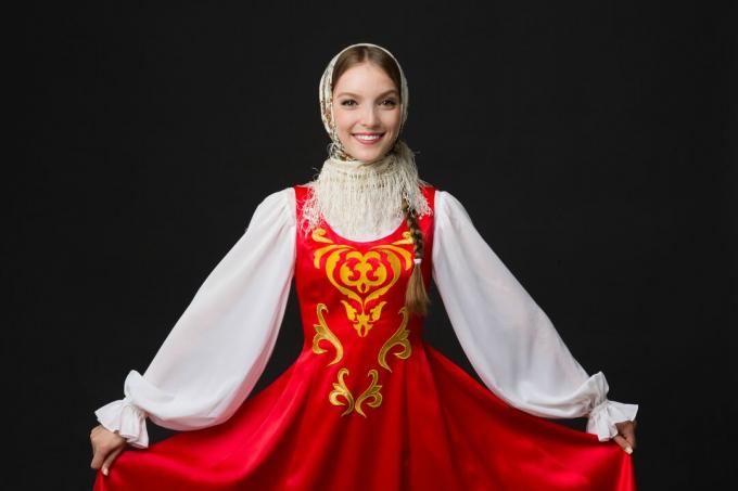 όμορφο χαμογελαστό κορίτσι καυκάσιος με ρωσική λαϊκή φορεσιά