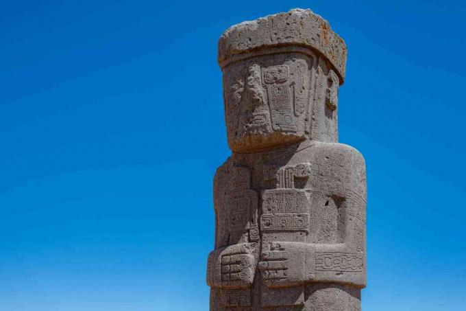 Παράδειγμα μονολιθικής στήλης στο Tiwanaku.