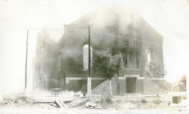 Κατεστραμμένη εκκλησία της περιοχής Greenwood μετά τη σφαγή των φυλών της Tulsa, Tulsa, Οκλαχόμα, Ιούνιος 1921.