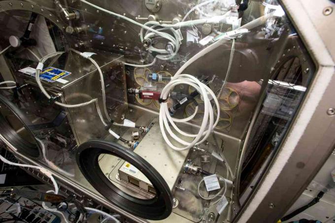 Τα μέλη του πληρώματος στον Διεθνή Διαστημικό Σταθμό δουλεύουν με έναν 3D εκτυπωτή μέσα στο Microgravity Science Glovebox