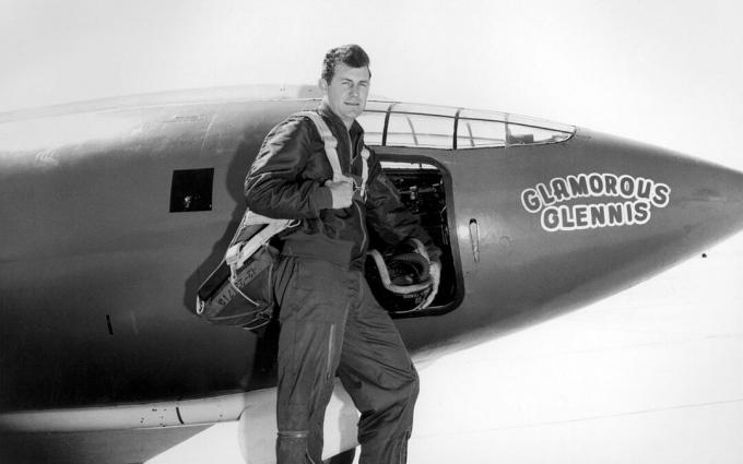 Ο Chuck Yeager με στολή πτήσης στέκεται μπροστά στο Bell X-1.