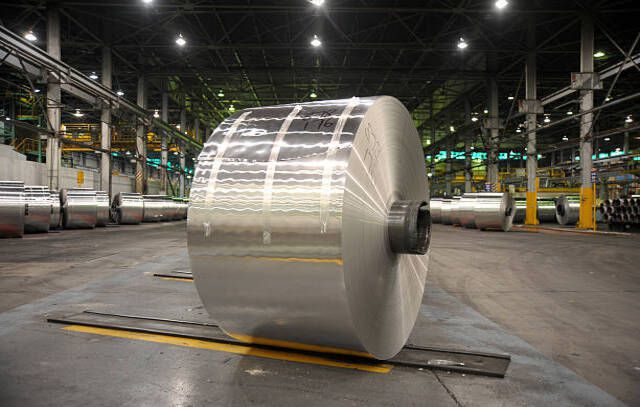 Ένα πηνίο αλουμινίου βρίσκεται σε μια αποθήκη εν αναμονή μεταφοράς, σε ένα εργοστάσιο τήξης Alcoa World Alumina Australia, που ανήκει εν μέρει στην Alumina Ltd.