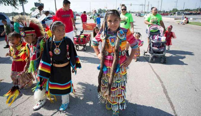 Οι νέοι χορευτές Cheyenne / Arapaho περιμένουν για την έναρξη της παρέλασης του Φεστιβάλ Native American American της Red Earth στην Οκλαχόμα Σίτι