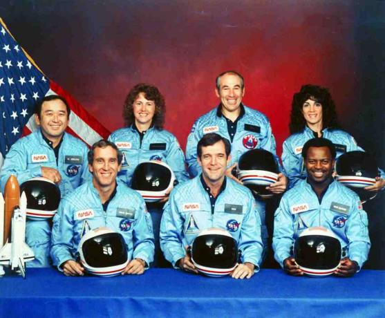 Sharon Christa Mcauliffe; Ronald E. Mcnair; Gregory Jarvis; Ellison Onizuka; Michael J. Σιδηρουργός; Francis R. Scobee; Judith A. Resnik