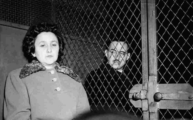 Νέα φωτογραφία των Ethel και Julius Rosenberg στο αστυνομικό van.