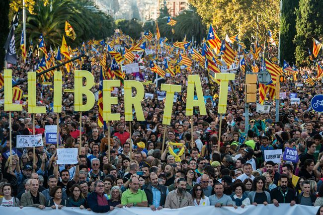 Καταλανοί αυτονομιστές διαδηλωτές διαμαρτύρονται κατά των τακτικών της αστυνομίας