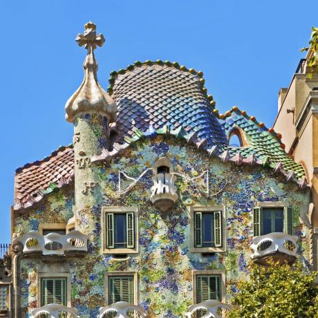 Πολύχρωμο Casa Batlló από τον Antoni Gaudí στη Βαρκελώνη της Ισπανίας