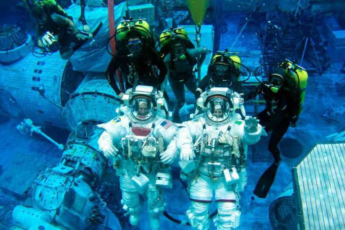 Οι αστροναύτες εκπαιδεύονται εκτενώς υποβρύχια στη Γη, φορώντας κοστούμια πίεσης, για να προσομοιώσουν την εργασία στο διάστημα