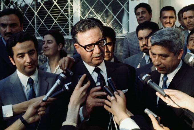 Δρ Salvador Allende Γιορτάζοντας τη Νίκη