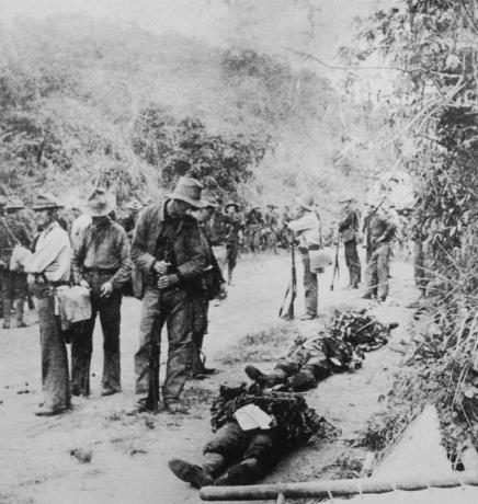 Τα αμερικανικά στρατεύματα βρίσκουν τρεις νεκρούς συντρόφους στο πλάι ενός δρόμου κατά τη διάρκεια του Φιλιππινέζικου-Αμερικανικού Πολέμου, γύρω στο 1900