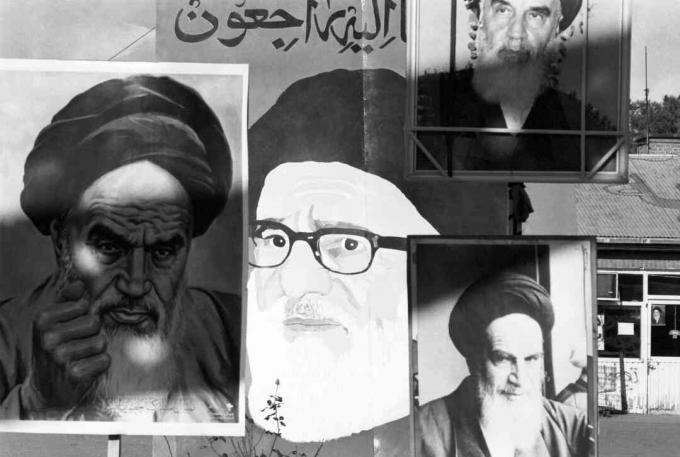 Οι αφίσες του Ayatollah Khomein εμφανίζονται μέσα στην αμερικανική πρεσβεία.