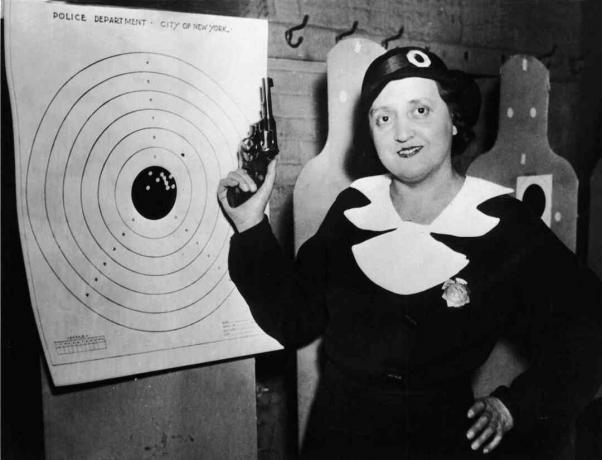 Μία από τις 105 τότε αστυνομικές της Νέας Υόρκης στέκεται με το όπλο της και ο στόχος της στο αστυνομικό κέντρο, Νέα Υόρκη, 12 Δεκεμβρίου 1934.