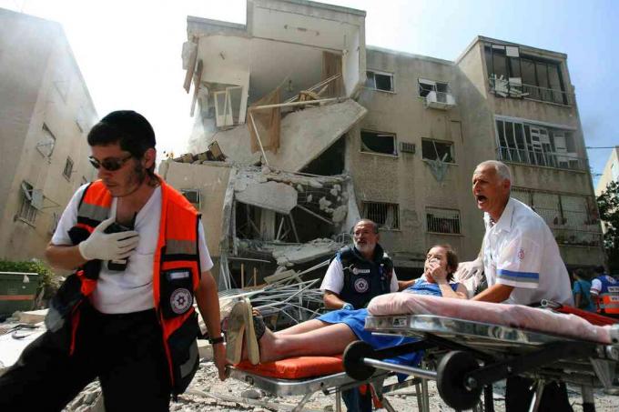 Οι πληγωμένοι απομακρύνονται μετά από χτυπήματα πυραύλων της Χεζμπολάχ στις 17 Ιουλίου 2006 στη βόρεια ισραηλινή πόλη της Χάιφα. Uriel Sinai / Getty Images
