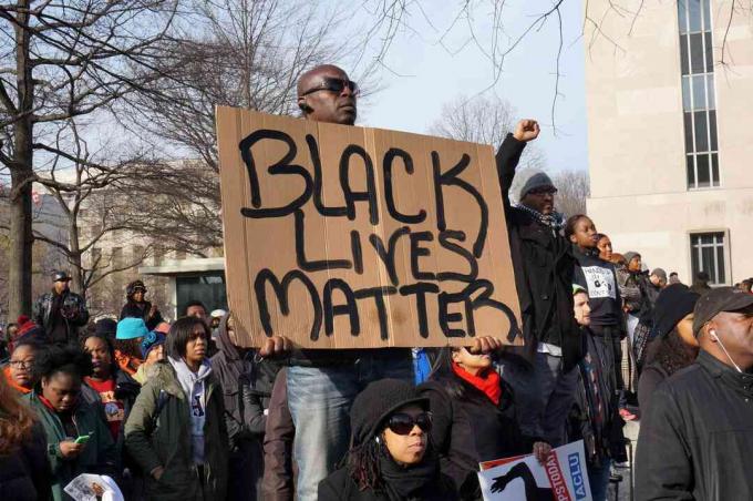 Ένας άντρας που διαμαρτύρεται για τους θανάτους των Michael Brown, Eric Garner και Tamir Rice εμφανίζει ένα Black Lives Matter στην Ουάσιγκτον.