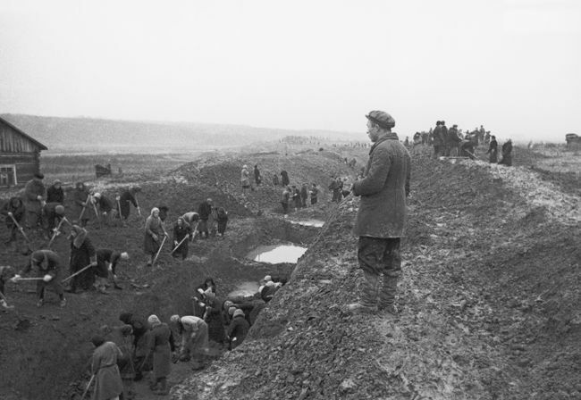 Ρώσοι πολίτες που σκάβουν αντιαρματικά εμπόδια κοντά στη Μόσχα.