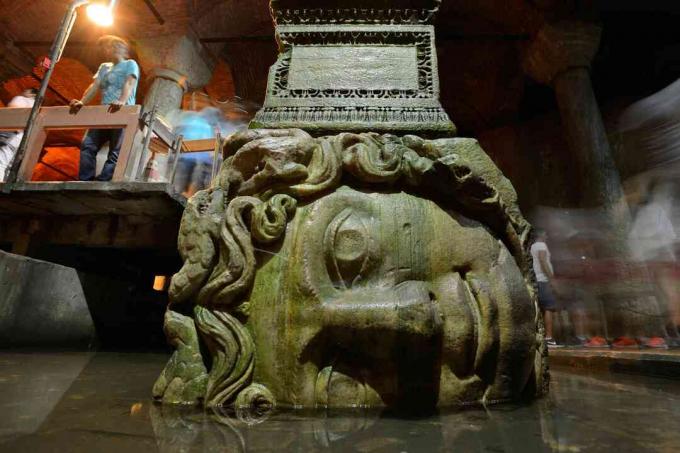 Medusa Head στο Yerebatan Sarayi Cistern στην Κωνσταντινούπολη.