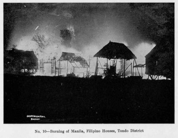 Νυχτερινή άποψη της καύσης της Μανίλα, με Φιλιππινέζικα σπίτια να ανάβουν στις φλόγες