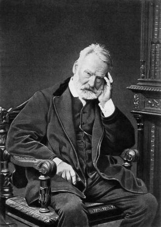 Victor Hugo κάθεται σε μια καρέκλα