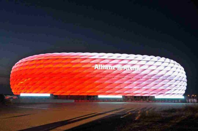 λευκό τη μέρα, το γλυπτό εξωτερικό του Allianz Arena ανάβει κόκκινο το βράδυ