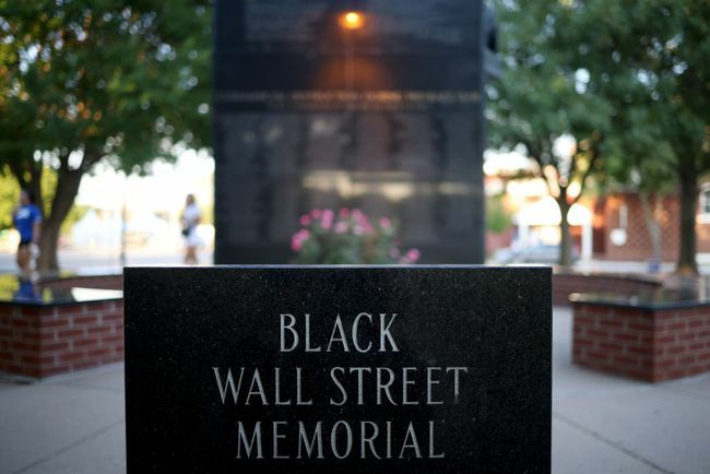 Το μνημείο της σφαγής της Μαύρης Γουόλ Στριτ εμφανίζεται στις 18 Ιουνίου 2020 στην Τάλσα της Οκλαχόμα.