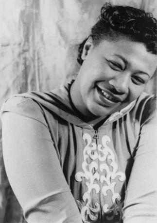 Ασπρόμαυρη φωτογραφία της Ella Fitzgerald χαμογελώντας.