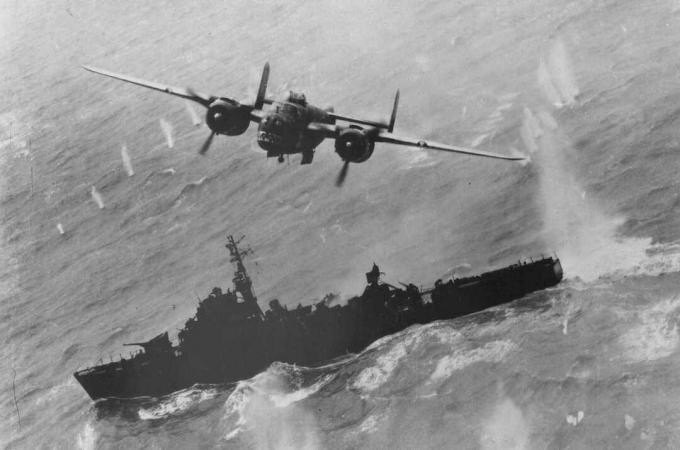 B-25 Mitchell που πετά πάνω από ένα ιαπωνικό πολεμικό πλοίο.