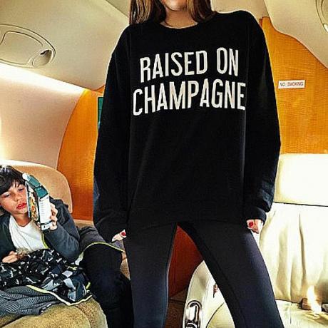 Μια φωτογραφία που δημοσιεύτηκε στα Rich Kids του Instagram δείχνει ένα κορίτσι που φορούσε ένα φούτερ που διαβάζει "Ανυψώθηκε Champagne ". Η θεωρία των συμβολικών αλληλεπιδράσεων μας βοηθά να κατανοήσουμε πώς το πουκάμισο και η φωτογραφία του δημιουργούν νόημα στην κοινωνία.