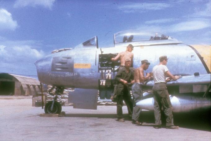Armorers μαζί με ένα σπαθί F-86 με αφαιρούμενο πλαϊνό πίνακα.
