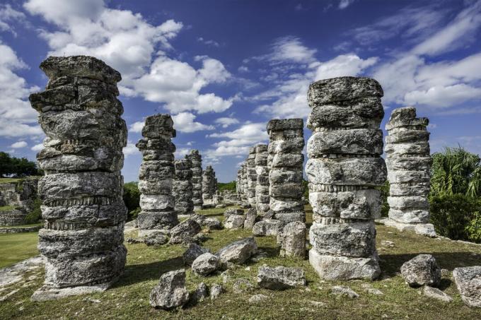 Πυλώνες στα ερείπια της Maya στο Ake, Yucatan, Μεξικό