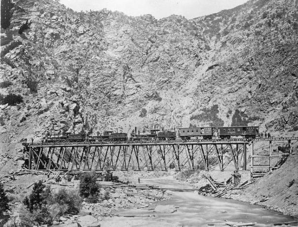 Άποψη της κατασκευής του τμήματος Union Pacific του Διηπειρωτικού Σιδηροδρόμου πέρα ​​από τη Γέφυρα της Πύλης του Διαβόλου, Γιούτα, 1869.