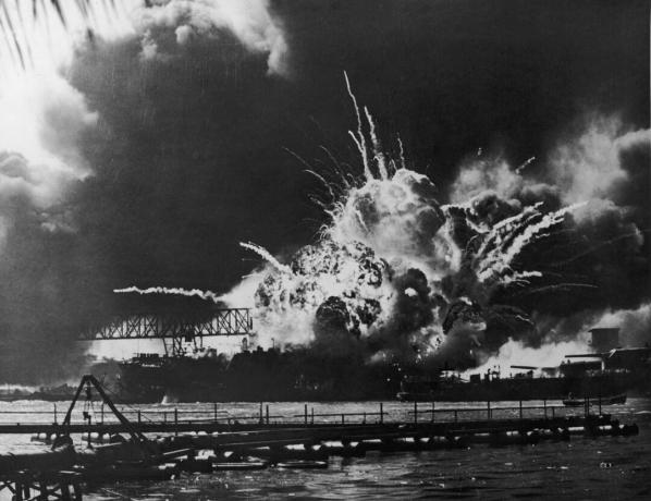 Μια άποψη του USS Shaw που εκρήγνυται στη ναυτική βάση των ΗΠΑ, στο Pearl Harbor, στη Χαβάη,