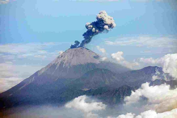 Το Semeru Volcano στην Ινδονησία είναι ένα ενεργό στρωματοβόλο.