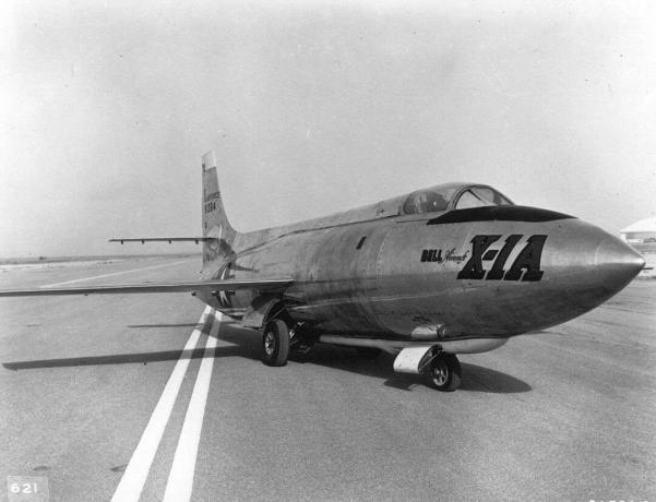 Bell X-1A παρκαρισμένο σε διάδρομο.