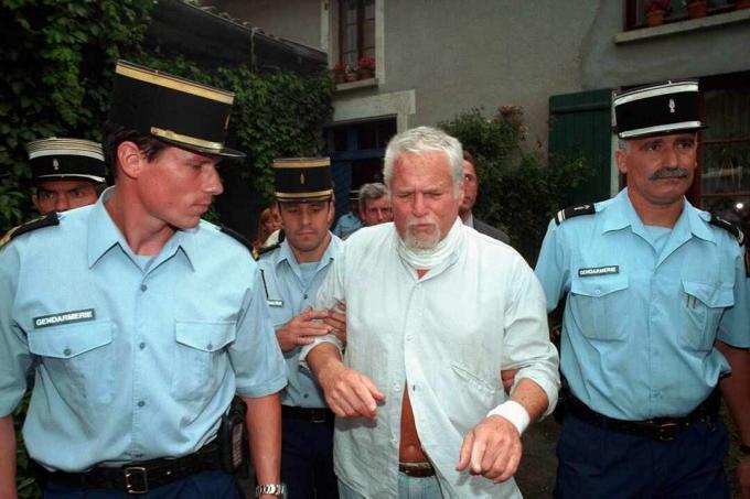 Ο Ira Einhorn μεταφέρθηκε στην αστυνομία στις 8μμ μετά την ανακοίνωση της έκδοσής του.