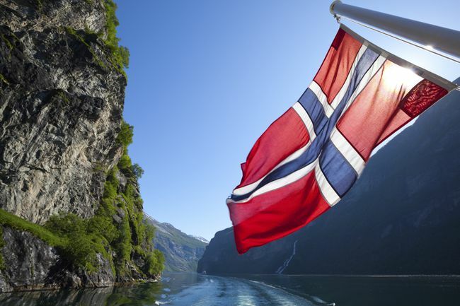 Νορβηγική σημαία στο πορθμείο στο φιόρδ Geiranger, Νορβηγία
