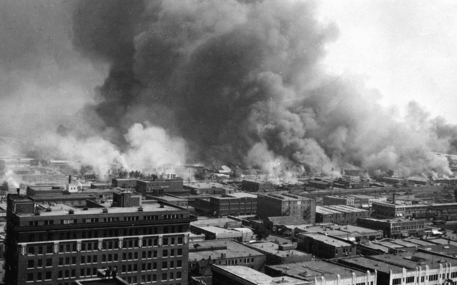 Καταστροφή από τη σφαγή της φυλής Tulsa το 1921.