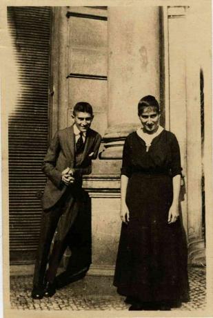 Ο Franz Kafka με την αδερφή του Ottla πριν από το Oppelt House στην Πράγα Καλλιτέχνης: Anonymous