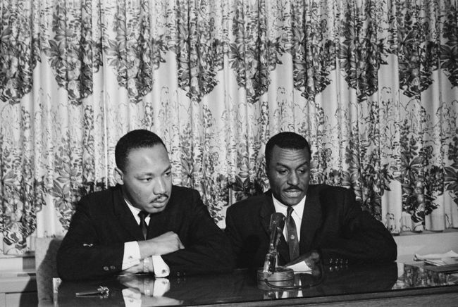 Οι ακτιβιστές για τα πολιτικά δικαιώματα Μάρτιν Λούθερ Κινγκ Τζούνιορ και Φρεντ Σάτλσγουορθ δίνουν συνέντευξη Τύπου στην έναρξη της Εκστρατείας του Μπέρμιγχαμ, Μάιος 1963.