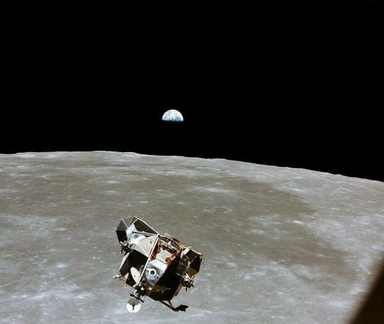 Σεληνιακή μονάδα Apollo 11 που ανεβαίνει πάνω από τη Σελήνη