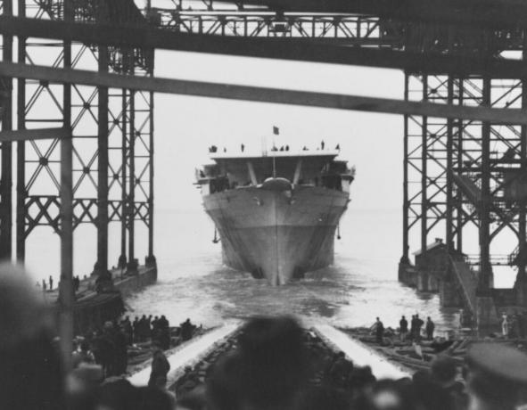 Το κύτος του USS Ranger ολισθαίνει κάτω από τους δρόμους προς τον πόλεμο.